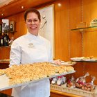 Glòria Vicheto, de la Confiteria Padreny, amb una safata de panellets.