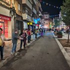 Un tramo de la cadena humana para el traslado de libros