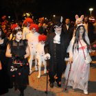 Personajes aterradores desfilaron por Salou este 31 de octubre.
