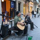 D-James, durant una actuació al carrer Llovera, el quual considera la seva segona casa.