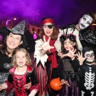 El Salouween Street atrajo a turistas y locales, algunos disfrazados de Halloween.