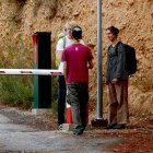 El Ferran, informador del Parc Natural, explica els nous accessos a dos visitants.