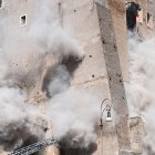 Caída de escombros tras el derrumbe de una sección de la Torre dei Conti, cerca del Foro Imperial en Roma, este lunes.