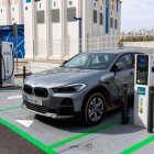 Un coche eléctrico recargando en una estación de Tarragona.