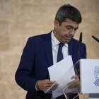 El president de la Generalitat, Carlos Mazón, al finalizar su comparecencia en la que ha anunciado que dimitirá al frente del Gobierno valenciano, pero seguirá como diputado en Les Corts Valencianes y no convocará elecciones autonómicas anticipadas. EFE/Biel Aliño