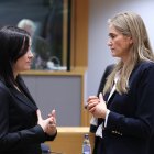 La vicepresidenta tercera del Gobierno español, Sara Aagesen (derecha), durante la reunión extraordinaria de ministros de Medio Ambiente de la UE.