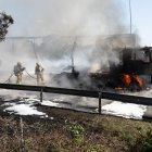 El camión ha quedado completamente calcinado