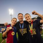 Rafel Navarro, en el centro, junto a Alexia Putellas e Irene Paredes.