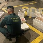Un agente de la Guardia Civil, ayer miércoles, durante el dispositivo.
