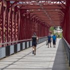 El pont roig sobre el riu Ebre va ser objecte de bombardejos durant la Guerra Civil.