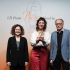 La autora, en el centro, en el momento de recoger el premio.