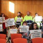 Los trabajadores del Ayuntamiento de Cambrils han vuelto a llevar sus demandas al salón de plenos, con una protesta silenciosa.