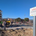 Operaris treballant en les obres de la futura estació i recàrrega per a bicis elèctriques de Montblanc, dins de La Ruta del Cister.