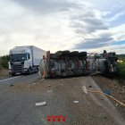 Imagen del camión volcado en el carril izquierdo de la AP-7 en sentido norte
