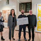 Raquel Medina, comisaria del premio, la concejal de Cultura, Julia Gómez, el artista Guillermo Mora y el alcalde, Pere Granados.