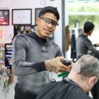 Pedro Oletta, en la barbería Los Muchachos que regenta en el barrio del Eixample de Cambrils.