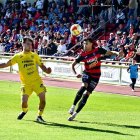 Sergi Casals lucha un balón dividido en el carril izquierdo.