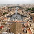 Panorámica de la Plaza de San Pedro desde la cúpula de la basílica en la Ciudad del Vaticano