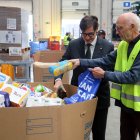 El president de la Generalitat, Salvador Illa, vacía su bolsa de alimentos con productos para el Banc d'Aliments.