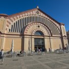 Façana del Mercat Municipal de Tortosa, edifici del segle XIX.