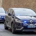 Salida de la cárcel de Nicolás Sarkozy custodiada por un convoy policial.