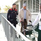 Paco, en la comisaría de los Mossos junto al sargento y a su sobrina Lorena.