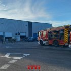 Los bomberos en el aparcamiento de la empresa.
