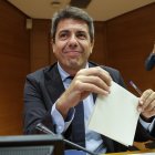 El president de la Generalitat en funciones, Carlos Mazón, durante su comparecencia en la comisión de investigación de Les Corts Valencianes sobre la dana