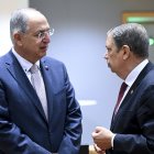 El ministro de Agricultura y Pesca, Luis Planas, con el comisario europeo de Pesca, Costa Kadis