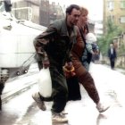 Ciudadanos bosnios corren a refugiarse de los disparos en Sarajevo