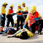 Técnicos del SEM atendiendo a una víctima durante el simulacro