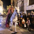 Els nens i nenes d'Altafulla guien amb fanalets el cavaller Sant Martí.