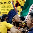 Manifestantes se enfrentan con fuerzas de seguridad en un intento de invasión a la sede de la COP30 este martes, en Belém (Brasil)