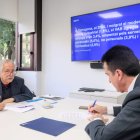 Josep Oliver, catedrático de economía aplicada de la UAB junto con Albert Roca, director del Centre de Banca de Clients de BBVA a Tarragona, durante la presentación del Anuari Econòmic Comarcal BBVA 2025.