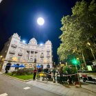 La plaça del Pintor Fortuny, iluminada para el rodaje.