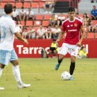 Marc Montalvo controla el balón, como capitán, en el partido ante el Zaragoza en el Trofeu Ciutat de Tarragona.