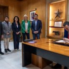 El conseller Ordeig, firmando el libro de honor del Ayuntamiento de Tarragona, esta mañana de jueves.