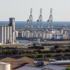 Grúas y silos en el Port de Tarragona, en una imagen de archivo.