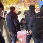 Captura de video del momento en el que es detenido el tío de Rubiales que lanzó dos huevos al expresidente.