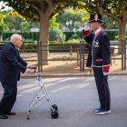 El expresident Jordi Pujol ante un mossos que le saluda de forma oficial. Requiere de un caminador para desplazarse.