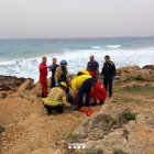 Los equipos de emergencia ayudan a un bañista herido