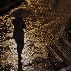 Imagen de archivo de una mujer caminando sola de noche