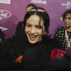 La cantante Rosalía atiende a la prensa a su llegada a la gala de LOS40 Music Awards