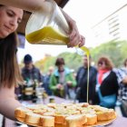 Els expositors oferien llesques de pa banyades en oli nou.