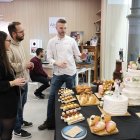 Una parella consultant en un estand de pastisseria.