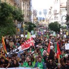 Los profesores se han manifestado en Barcelona para reclamar mejoras laborales y educativas.