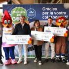 Los representantes de las tres entidades con lo cheques del dinero que percibirán.