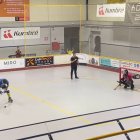 Martí Serra defiende una falta directa.