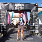 Edurne Pasaban, con su medalla de finisher del 25k, en la meta de la Muntanyes de Prades.