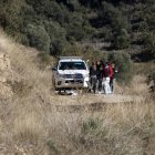 Policía y comitiva judicial junto al coche de los cazadores.